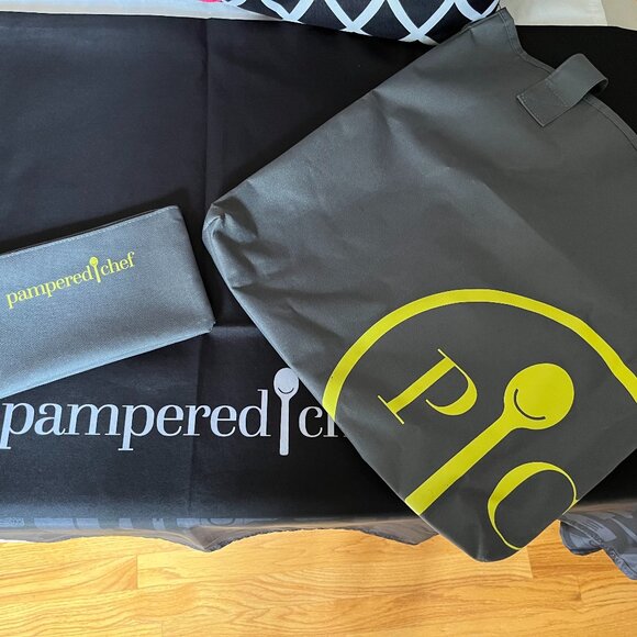 Pampered Chef Consultants Tote Set- with Large Tote,Tablecloth, Money Pouch, Bag - Picture 3 of 5